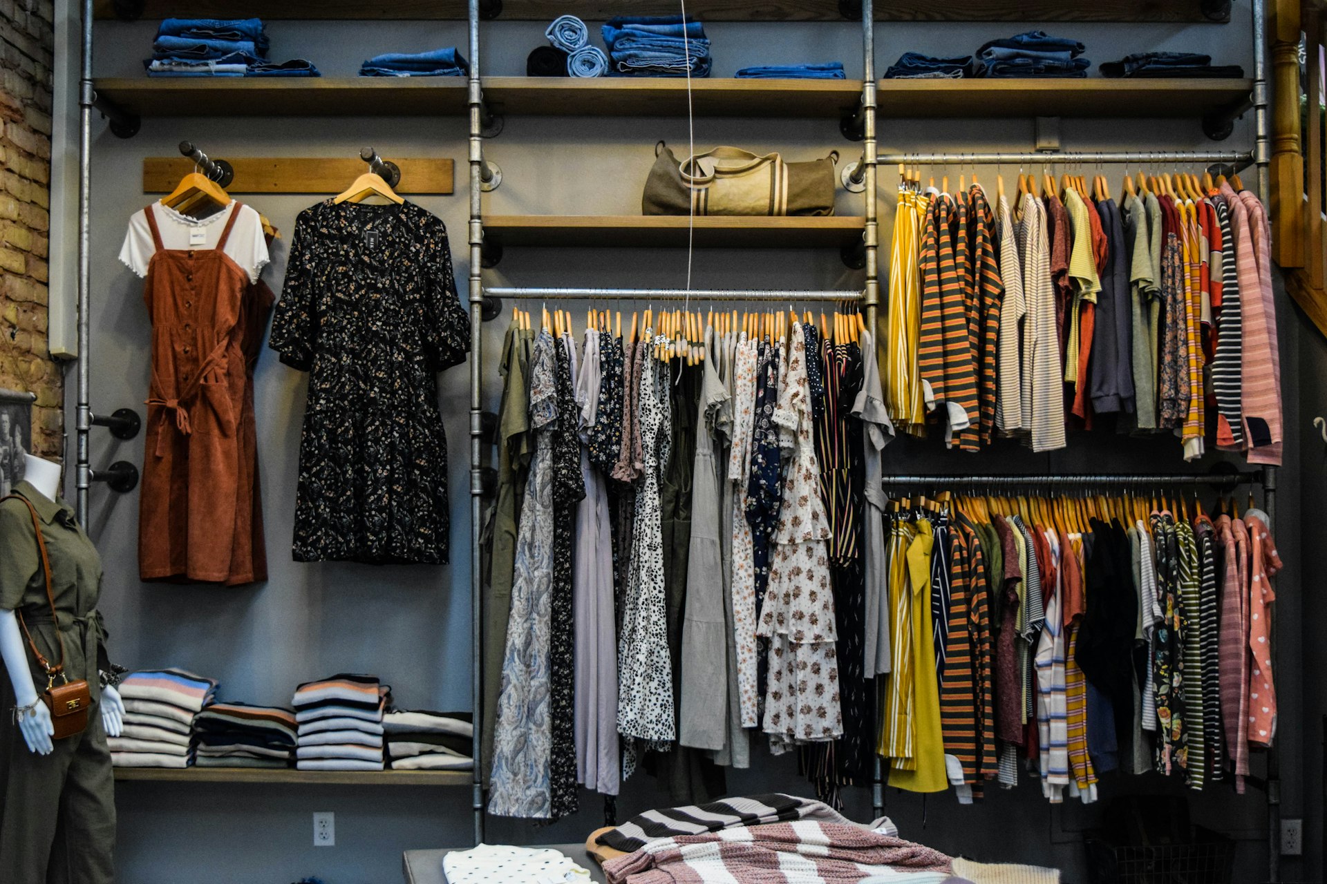 Lifestyle — closet com peças organizadas para desapego