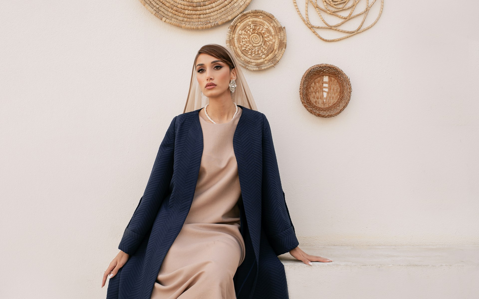 Modelo com peça sofisticada, editorial Mi Desapegando